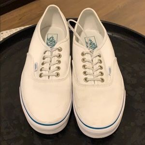 P.E.T. AUTHENTIC Classic Vans